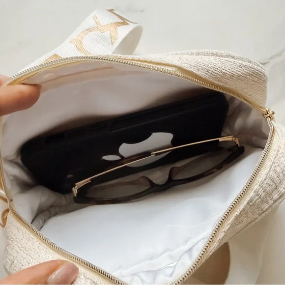 Chanel Beaute as Crossbody - Picture 9 of 10